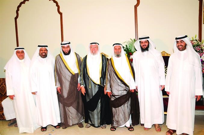 د احمد المخيال ورومي الرومي واحمد باقر واحمد الهيفي وخالد الديحاني مع د فهد الديحاني 	انور الكندري