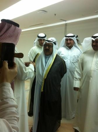 الشيخ ناصر صباح الاحمد يستمع لمطالب الموظفين