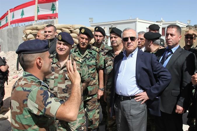 العماد ميشال سليمان يرافقه قائد الجيش العماد جان قهوجي خلال وصولهماالى وادي حميد في عرسال حيث استشهد العسكريون الثلاثة 	محمود الطويل