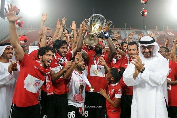 لاعبو الاهلي يحتفلون على منصة التتويج بحضور الشيخ محمد بن زايد