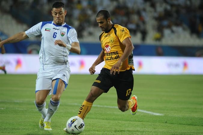 بدر المطوع تلاعب بدفاع الجهراء وتمكن من تسجيل هدفين 	هاني الشمري