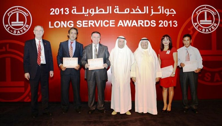 لقطة للمكرمين يتوسطهم فيصل الساير وناصر الساير
