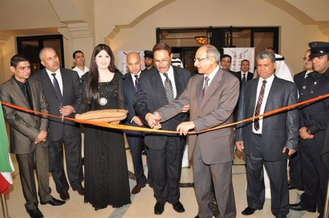السفير درشيد الحمد يقص شريط افتتاح الملتقى