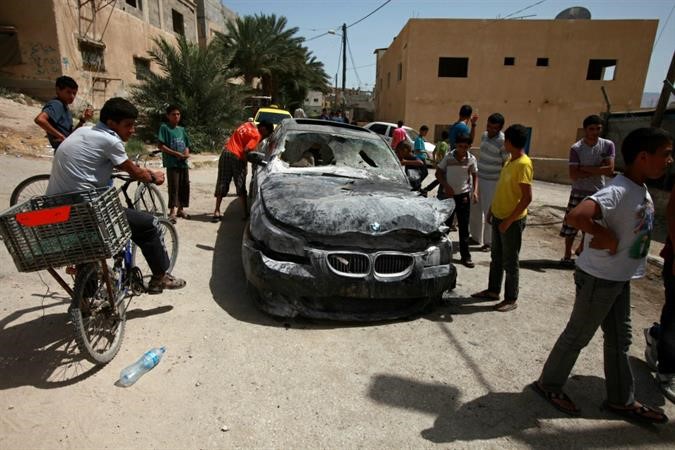 احدى المركبات التي احرقها المستوطنون اليهود في الضفة الغريية امس افپ