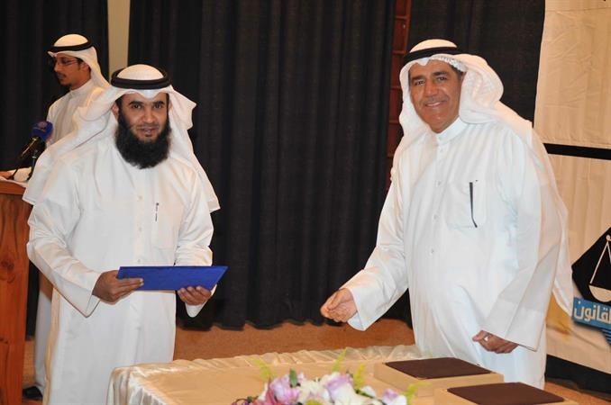 د احمد الفارسي مكرما احد الطلبة 	سعود سالم
