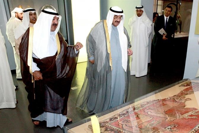 جانب من جولة سمو الشيخ ناصر المحمد في المتحف