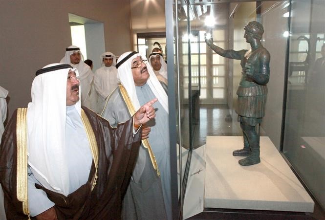الشيخ ناصر صباح الاحمد يشرح لسمو الشيخ ناصر المحمد محتويات المعرض