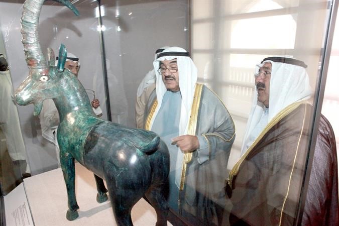 سمو الشيخ ناصر المحمد والشيخ ناصر صباح الاحمد خلال الجولة
