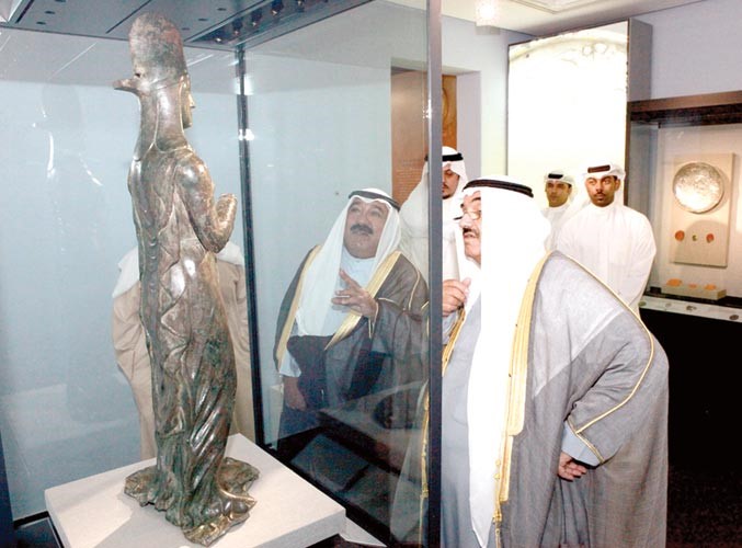 الشيخ ناصر صباح الاحمد يشرح لسمو الشيخ ناصر المحمد محتويات المعرض
