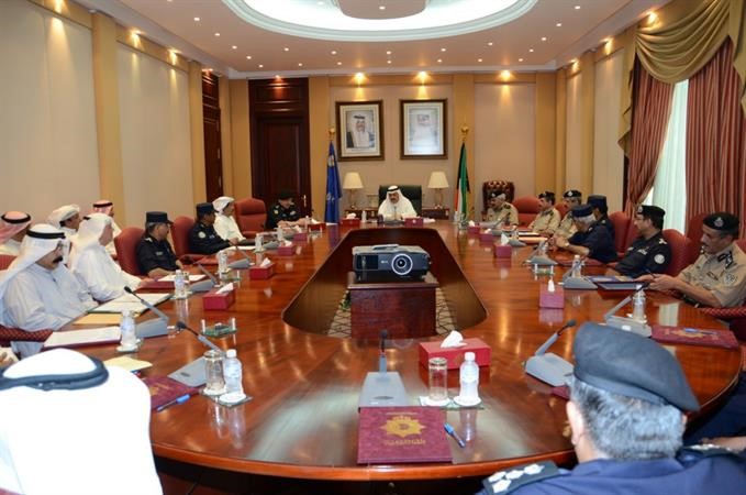 الشيخ احمد الحمود مترئسا الاجتماع بحضور الفريق الفهد ووكلاء مساعدين وقادة ميدانيين