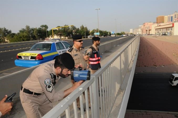 العقيد الكندري يراقب تصوير المخالفين بكاميرا من اعلى جسر