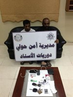الموقوفان وامامهما المضبوطات