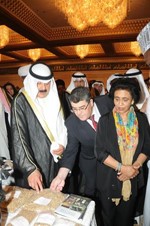 خالد الجارالله والشيخة فريحة الاحمد والسفير الجزائري في جولة على اركان المعرض