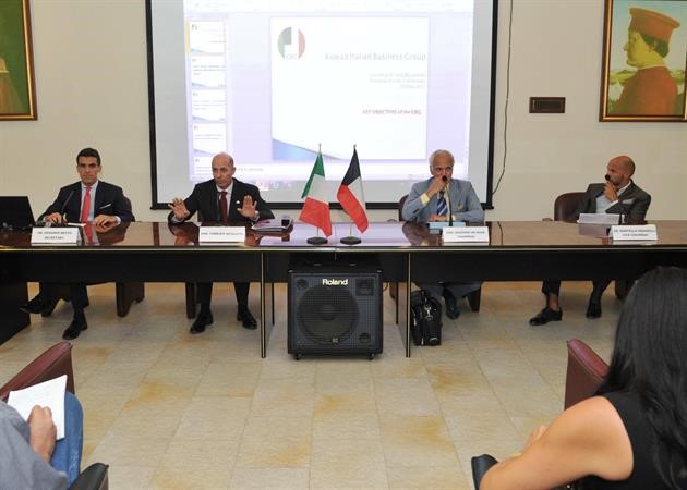 السفير فابريزوا نيكوليتي متوسطا مايسمو دي روز ودمارسيللو جراسيلي ود ادواردو بيتو خلال اللقاء