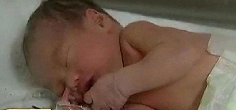 والدة الرضيع الذي أخرج من ماسورة مرحاض في الصين استغاثت بفرق الإنقاذ