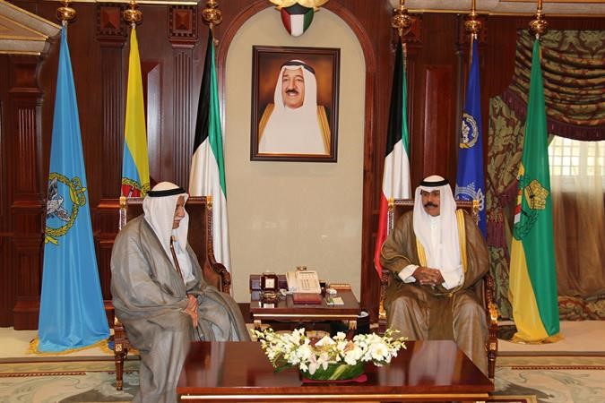 سمو ولي العهد الشيخ نواف الاحمد مستقبلا المستشار عبدالرحمن العتيقي