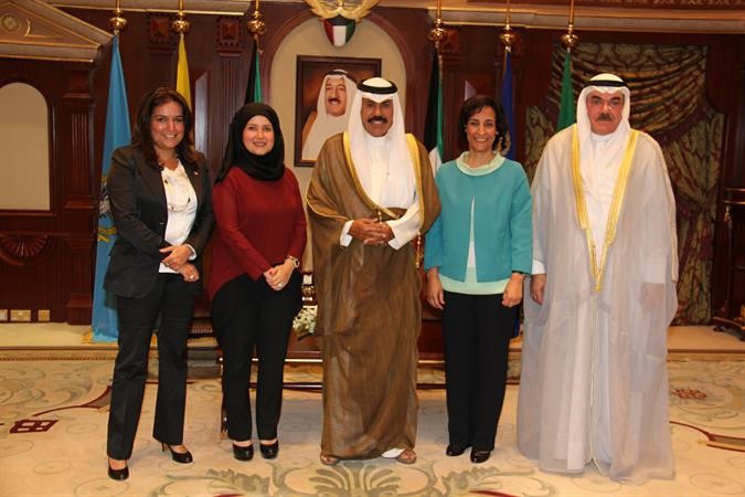 سمو ولي العهد الشيخ نواف الاحمد مستقبلا عددا من اعضاء المجلس البلدي