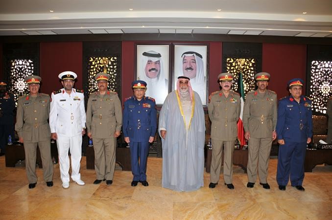 الشيخ احمد الخالد مع الضباط المرقين
