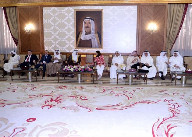 الرئيس علي الراشد ونائبه مبارك الخرينج والوفد المرافق له وفي وداعهم درولا دشتي
