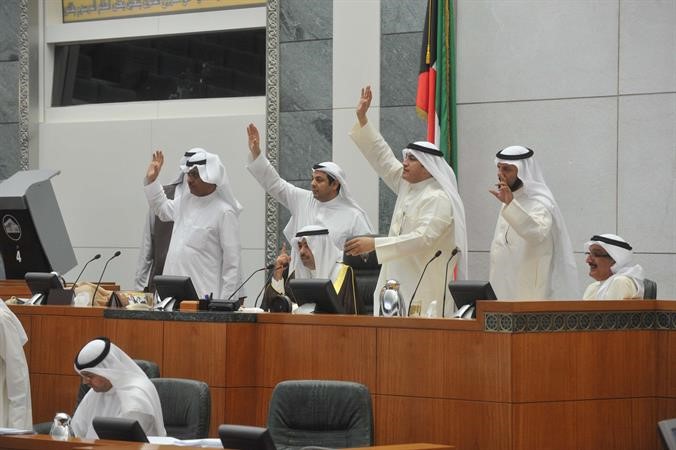 النواب على المنصة يصوتون على احد القوانين
