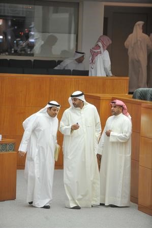 الشيخ محمد العبدالله متوسطا طاهر الفيلكاوي ويعقوب الصانع