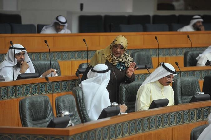 دمعصومة المبارك متحدثة الى احد النواب وبجانبها عبدالله المعيوف
