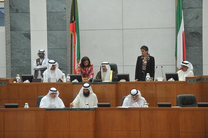 رئيس مجلس الامة علي الراشد ونائبه مبارك الخرينج وامين السر كامل العوضي ودرولا دشتي وصفاء الهاشم على المنصة وتبدو الامانة العامة متين غوزال
