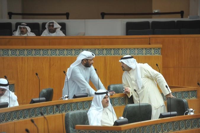 فيصل الدويسان يستمع الى انس الصالح ويبدو الشيخ سلمان الحمود
