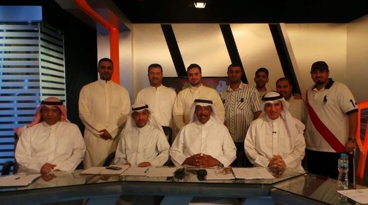 طاقم استوديو البرنامج في لقطة جماعية ﻿