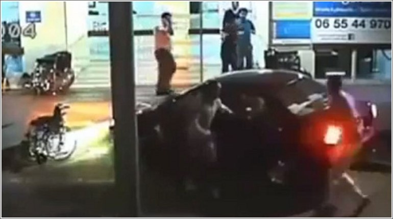 بالفيديو.. شاب يدهس والده بالخطأ أثناء خروجه من المستشفى ويرديه قتيلا على الفور 