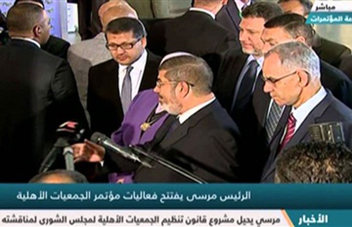 بالفيديو.. الرئيس المصري يأمر بتوفير سيارة لشاب أشتكي من صعوبة التنقل 