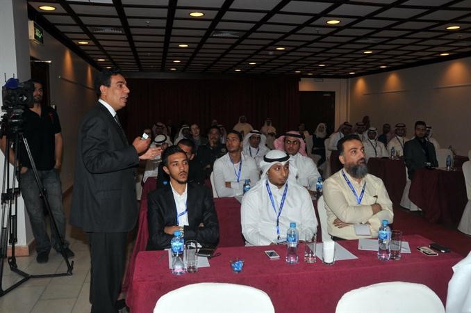 دعادل عبدالغفار ملقيا محاضرته