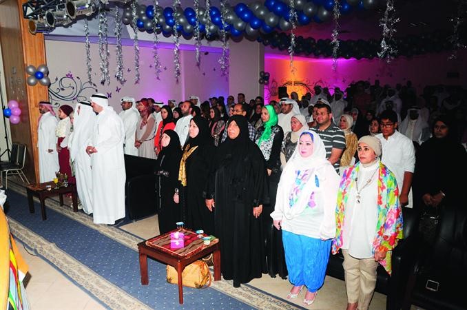 الحضور وقوفا للسلام الوطني