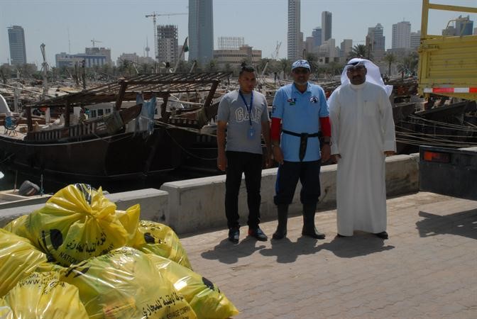 وليد الفاضل مع فريق البلدية خلال عملية التنظيف