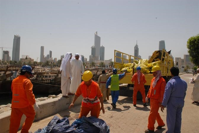 جهود متواصلة لتنظيف نقعة الشملان من العوالق البحرية