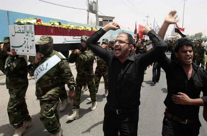 عراقيون في البصرة يبكون احد مقاتلي الشيعة قتل في المعارك ضد الجيش الحر في مدينة القصير رويترز