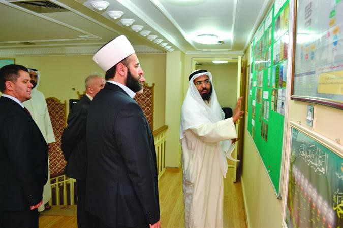 الفائز يحمل الكاس
