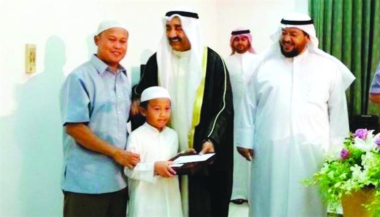 الطفل الفلبيني سالم ابوالبشر مكرما
