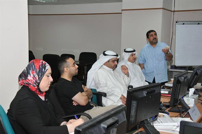 عدد من المشاركين في الدورة وتبدو الزميلة رندى مرعي