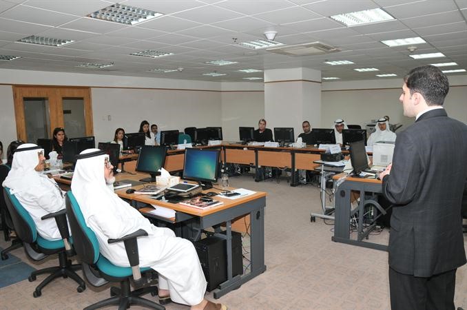 الزميل محمد الحسيني متحدثا الى المشاركين في ورشة العمل بحضور الزميلين يوسف عبدالرحمن وحسن الصايغ