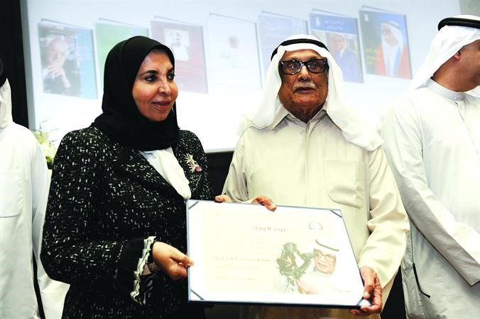 الشيخة د سعاد الصباح تتسلم كتابد صالح العجيري