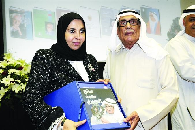 د سعاد الصباح تتسلم كتاب د صالح العجيري