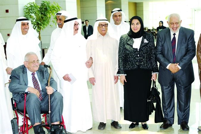 دصالح العجيري متوسطا د سعاد الصباح ومحمد الرميحي وعدد من الحضور