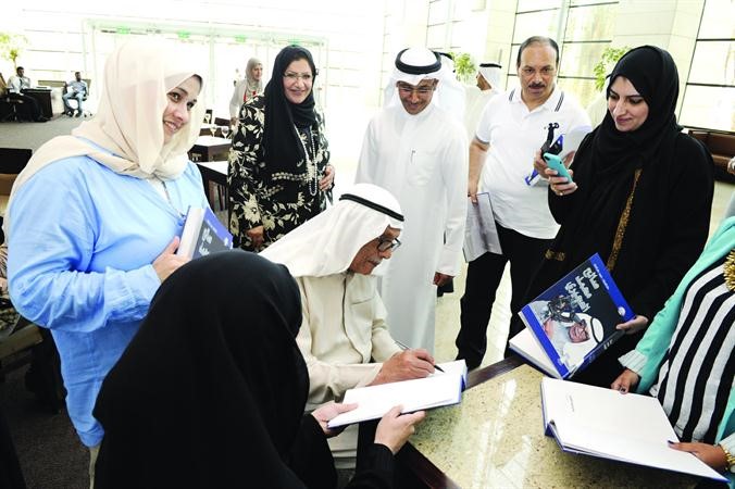 د صالح العجيري خلال توقيع الكتاب