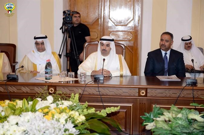 الرئيس علي الراشد وبجانبه احمد المليفي