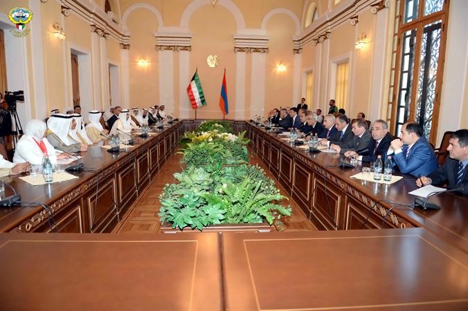رئيس مجلس الامة علي الراشد مترئسا وفد الكويت خلال المباحثات الرسمية في ارمينيا مع رئيس المجلس الوطني الارميني هوفيك ابراهاميان