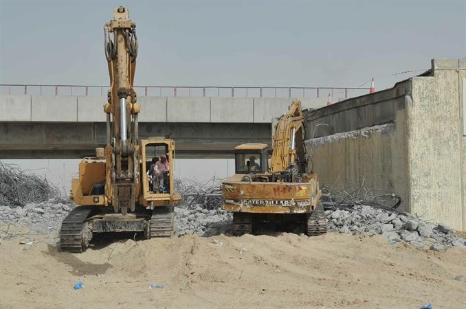 الاليات تزيل جسر امغرة ويبدو الجسر البديل