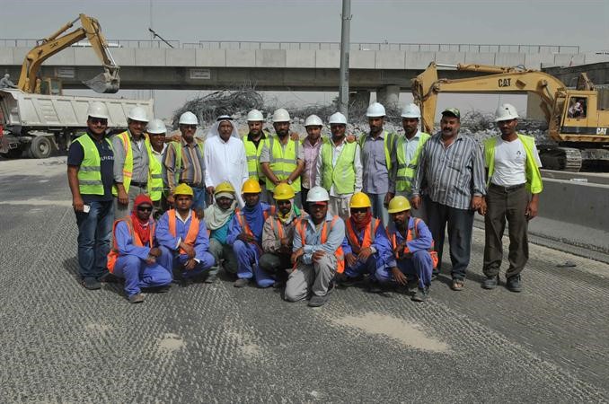 عدد من العاملين في المشروع خلال عملية الازالة