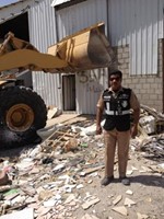 احد رجال الامن خلال عملية الازالة