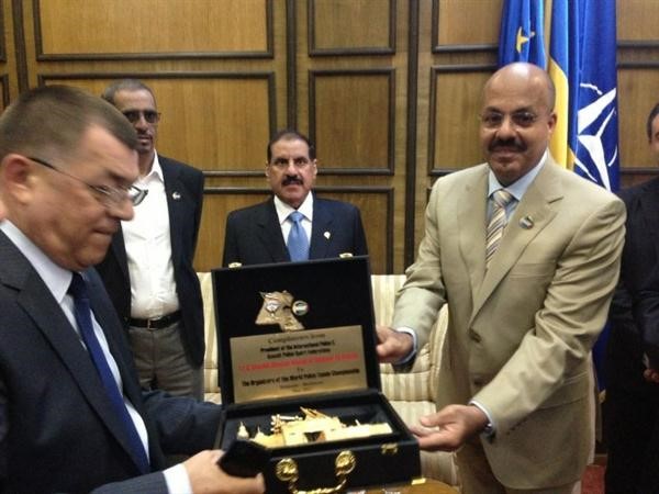 الفريق الشيخ احمد النواف يتبادل الدروع مع وزير الداخلية الروماني